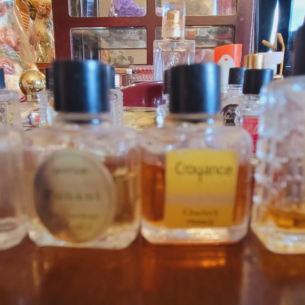 Elegant Mini Perfume Bottle Collection - Picture 3 of 7